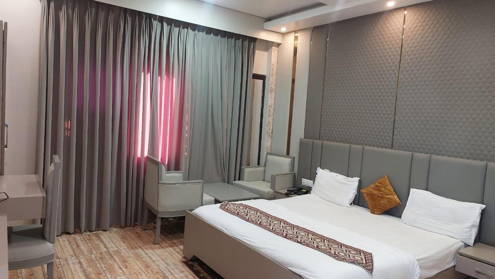 Hotel Rajshree Tanakpur Buitenkant foto