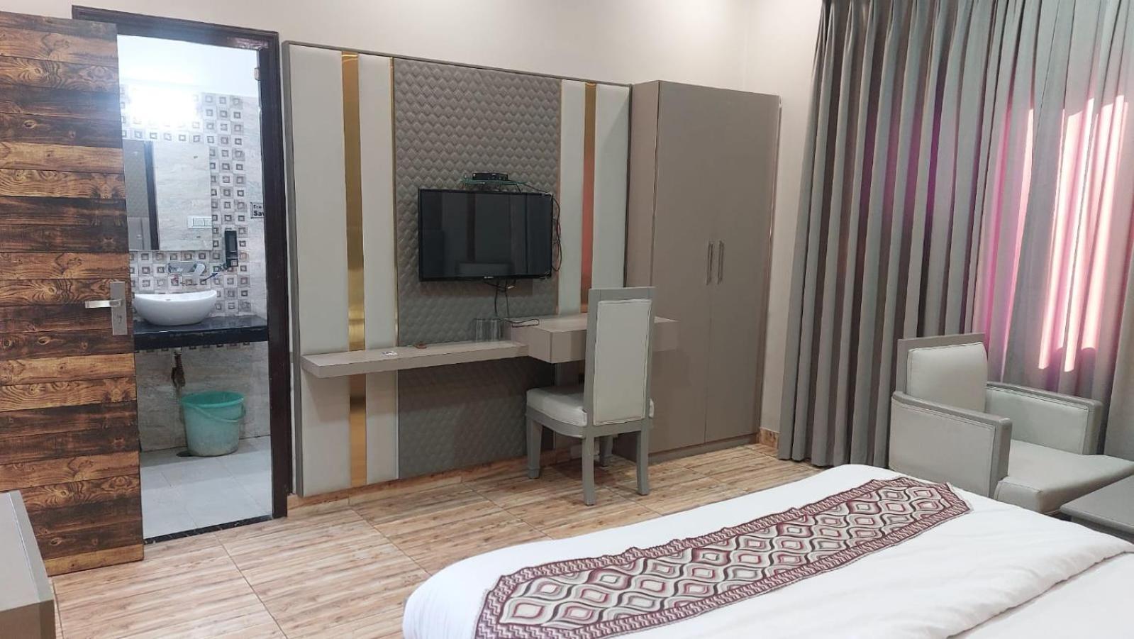 Hotel Rajshree Tanakpur Buitenkant foto