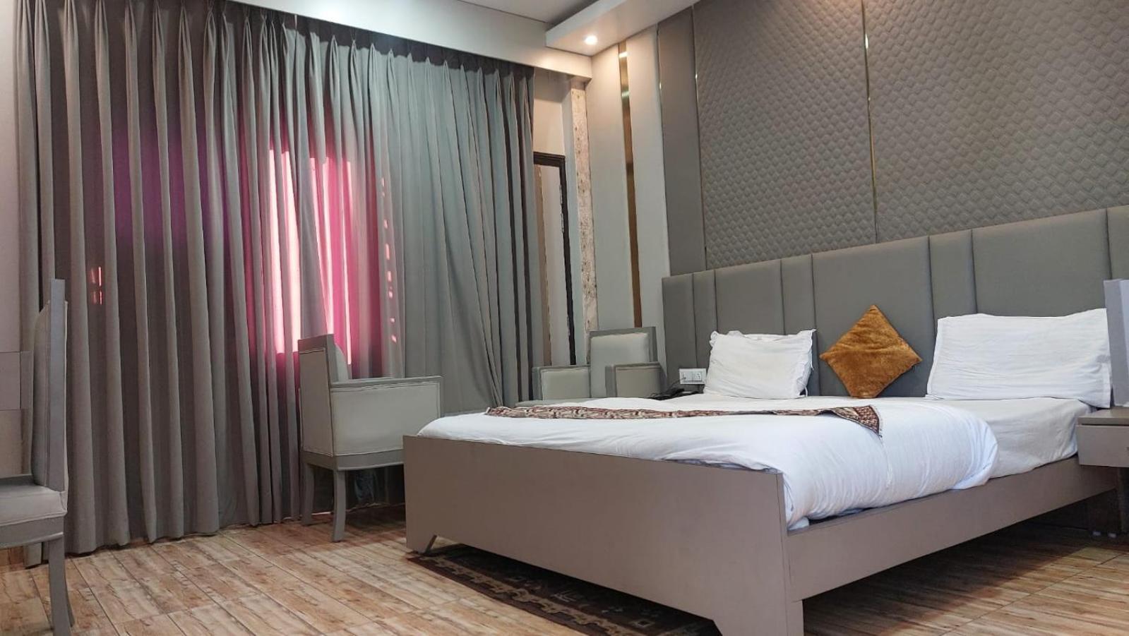 Hotel Rajshree Tanakpur Buitenkant foto